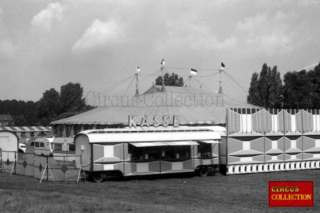 Roulotte caisse du cirque Allemand Carl Althoff 1979