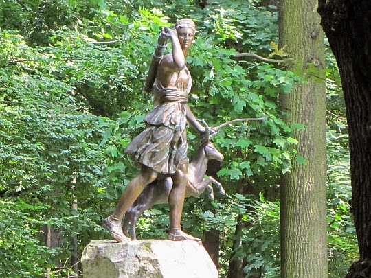 Park Miejski w Prudniku. Posąg bogini Diany zrekonstruowany według oryginału z 1911 roku.