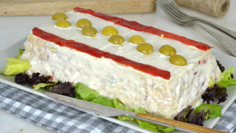 Pastel frío de atún con pan de molde