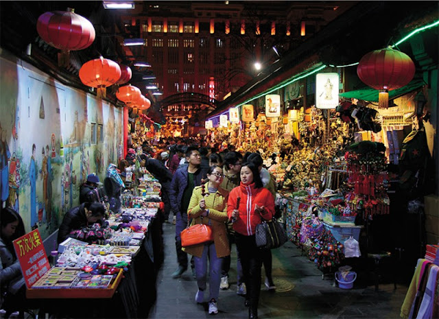 На вечернем рынке на Ванфуцзине, одной из самых известных торговых улиц Пекина, можно купить и продукты, и сувениры, а заодно и перекусить.