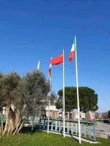 بالصور...إيطاليون ينزعون علم الإتحاد الأوربي من بعض الواجهات ويرفعون علم الصين عرفانا لوقوفها بجانبهم
