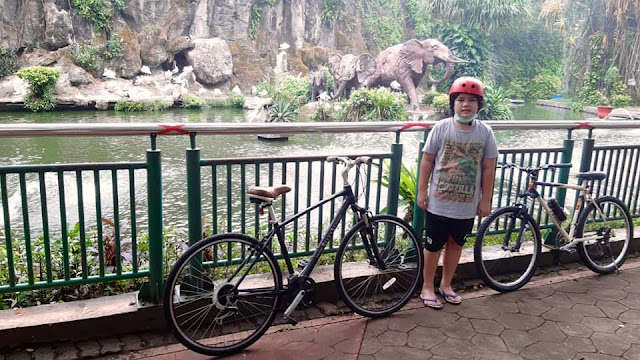 bersepeda gowes di kebun binatang ragunan nurul sufitri travel lifestyle blogger panasonic bianch