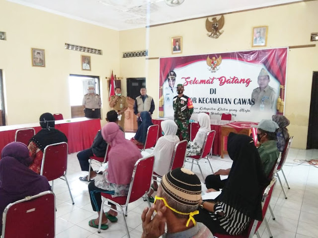 Babinsa Cawas Amankan Pembagian BPNT Tahap II Perluasan dari Kemensos