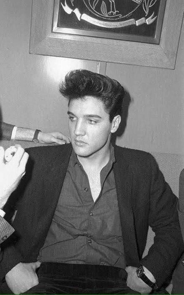 20 Stunning Portraits of a Young and Handsome Elvis Presley in the ...