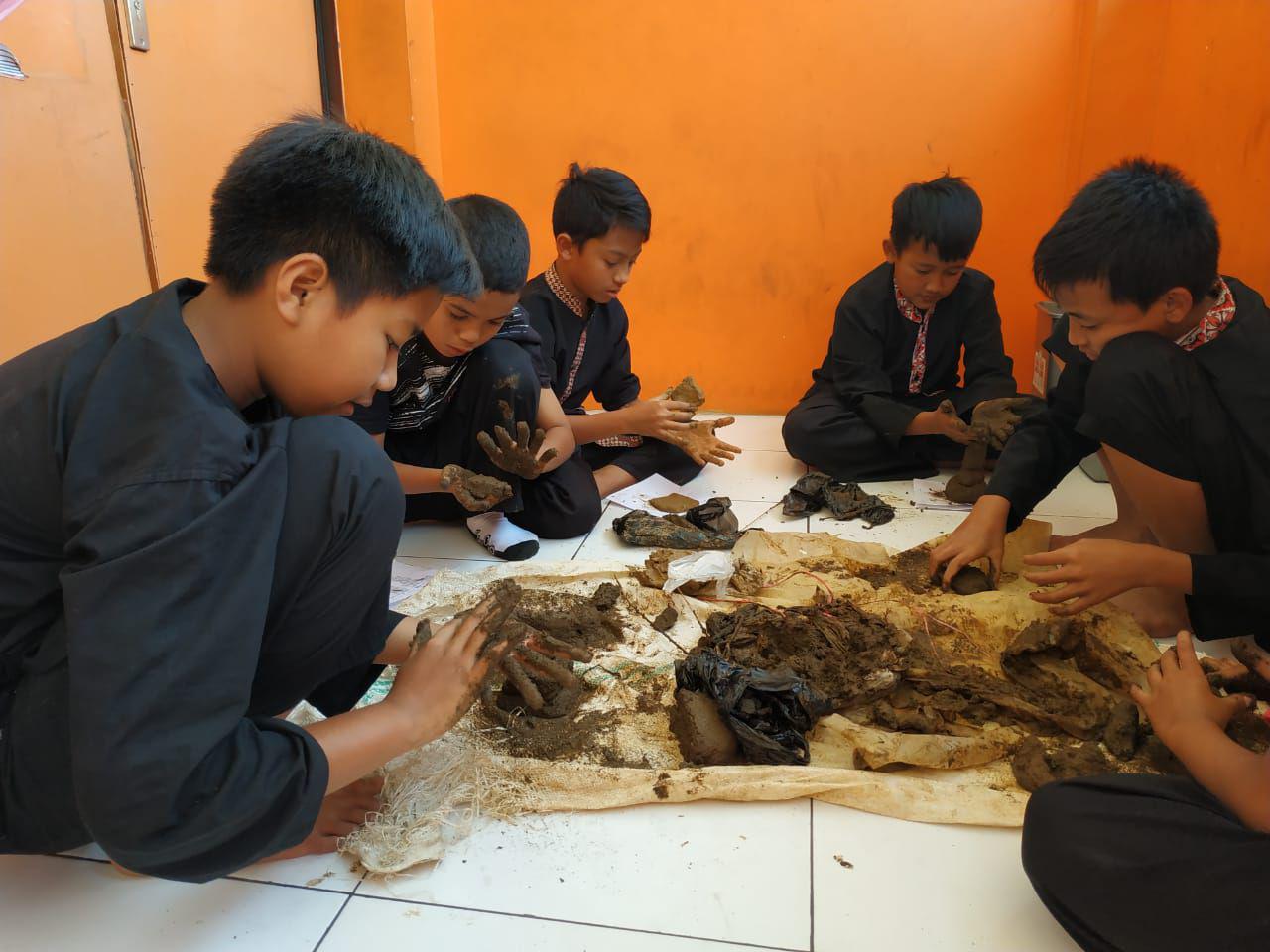 Kreasi Patung Nusantara dari Tanah Liat Buatan Kelas 6 - SD Juara Bandung