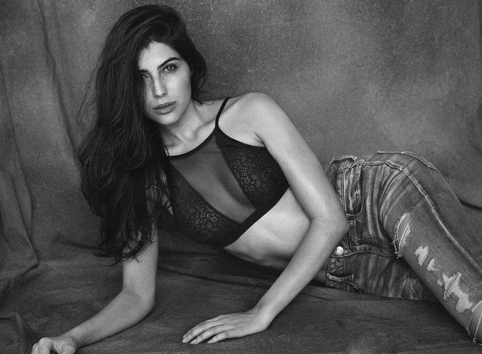 Naaz Norouzi Looks Irresistibly Sexy In Her Latest Hot Photoshoot