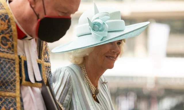 Duchess of Cornwall wore a striped dress by Bruce Oldfield. Duchess wore her pearl necklace and her RAF brooch