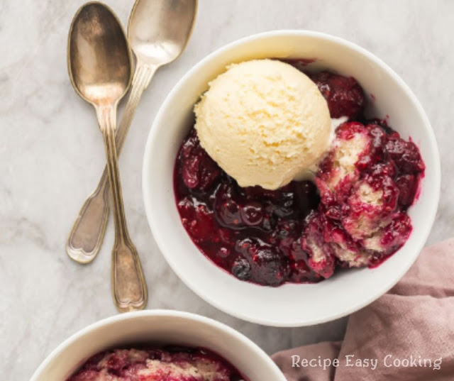 Slow Cooker Berry Cobbler