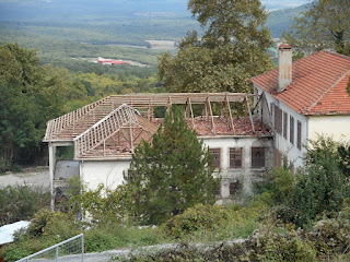 Πρόσφυγες ξήλωσαν τα κεραμίδια της Ιεράς Μονής Πέτρας Ολύμπου  