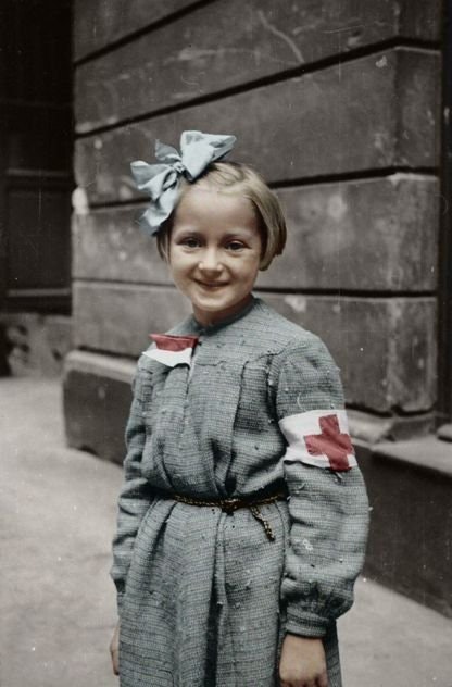 A young nurse during the Warsaw Uprising, Women color photos worldwartwo.filminspector.com