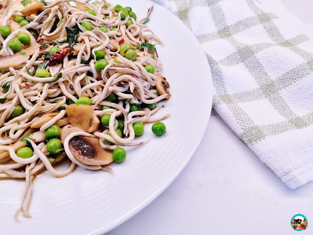 Salteado de gulas con champiñones