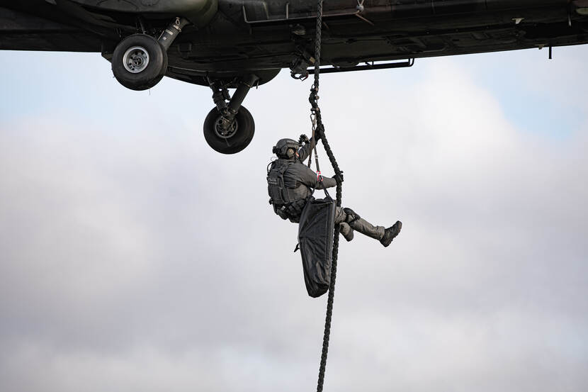 SNAFU!: Royal Netherlands Army works on improving fast roping...