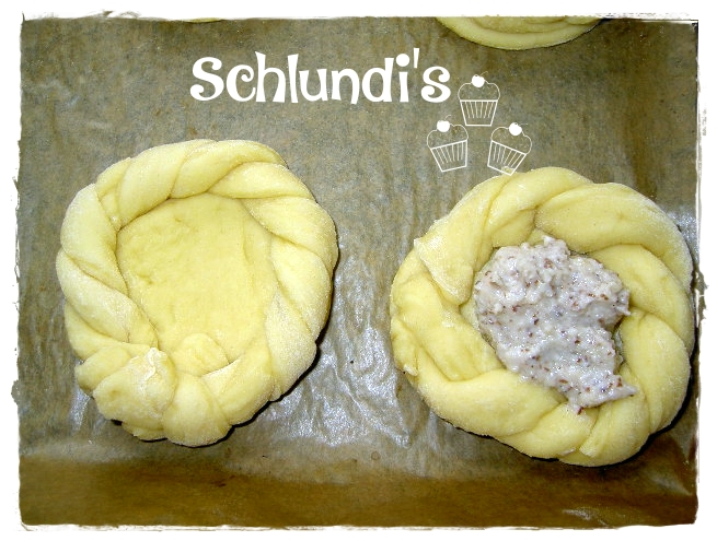 Hefegebäck mit Mandel-Grießpudding – Schlundis