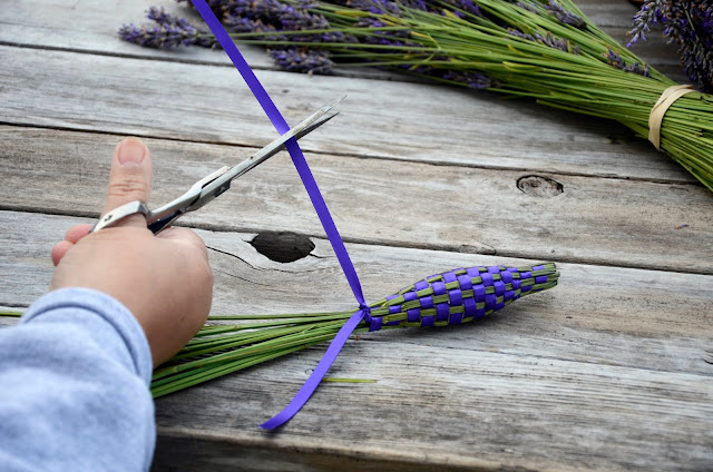 Pelindaba Lavender shows how to weave Aromatic Lavender Wands