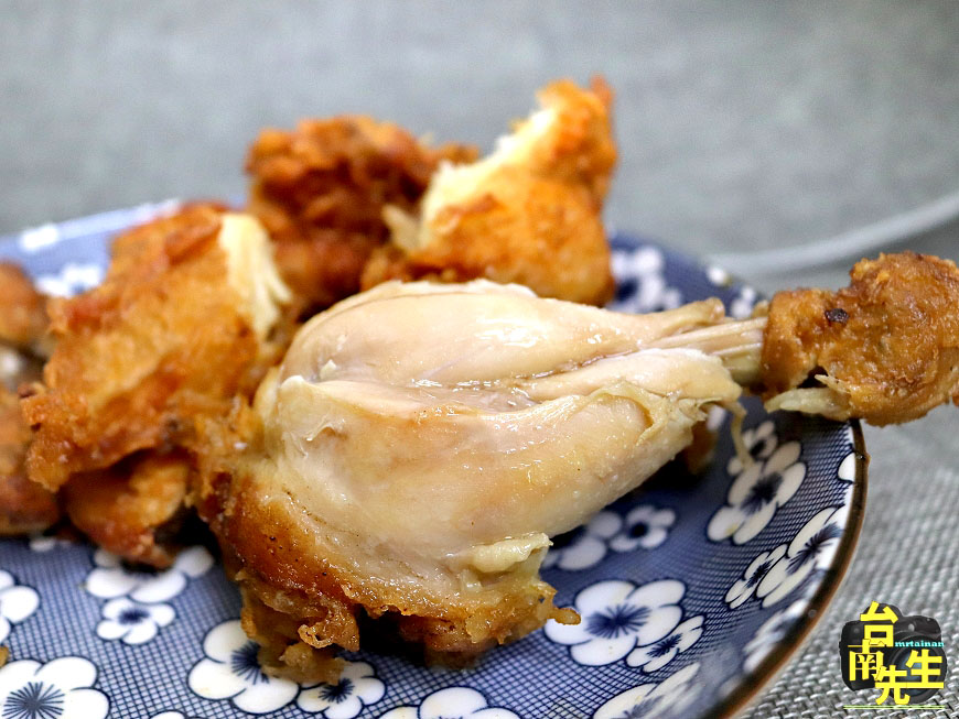 台南炸雞/懶得賺錢只賣週六日/一大早就營業飄香20多年/限量供應一起鍋就秒殺/晚來只能吃屑屑/老闆忙到手都沒停過