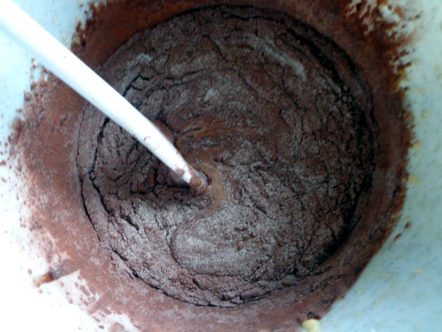 Chocolate magic custard cake by Laka kuharica: Add the flour and unsweetened cocoa powder.