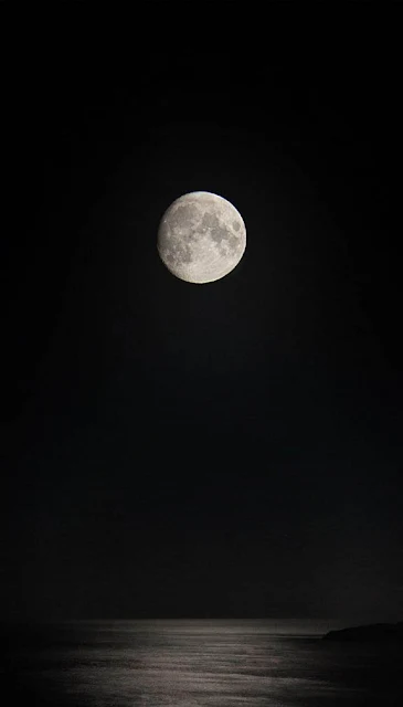 صورة قمر لون اسود