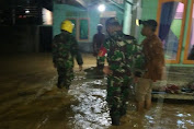 Sigap Babinsa Malam Hari Bantu Warga Rumah Terendam Banjir di Pidie