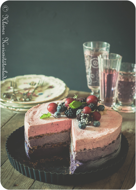 Beeren-Ombre-Eistorte mit Knusperboden