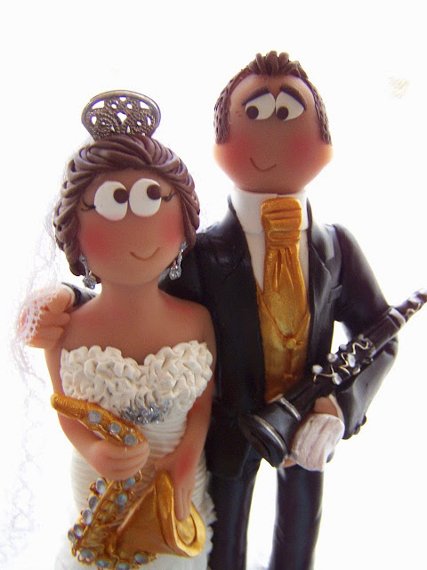 Figuras personalizadas para tarta de boda de Musicos sevillanos ella saxofon y el tuba YoToY & Laura Guarnieri
