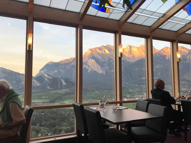 ワーテンスタインホテル内にあるレストランからのスイスの山の眺め