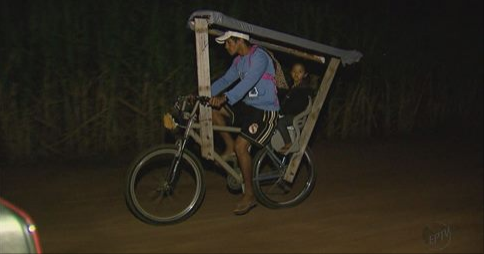 Pai adapta bicicleta e pedala quase 40 km por dia para levar filha na escola