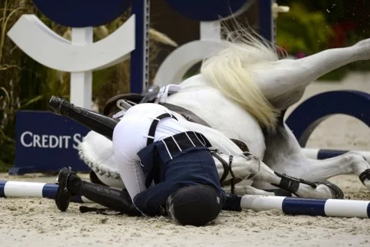ΒΙΝΤΕΟ: Η πτώση της Αθηνάς Ωνάση από το άλογο! 