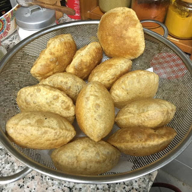 a basket of freshly fried Agra's Bedmi Poori