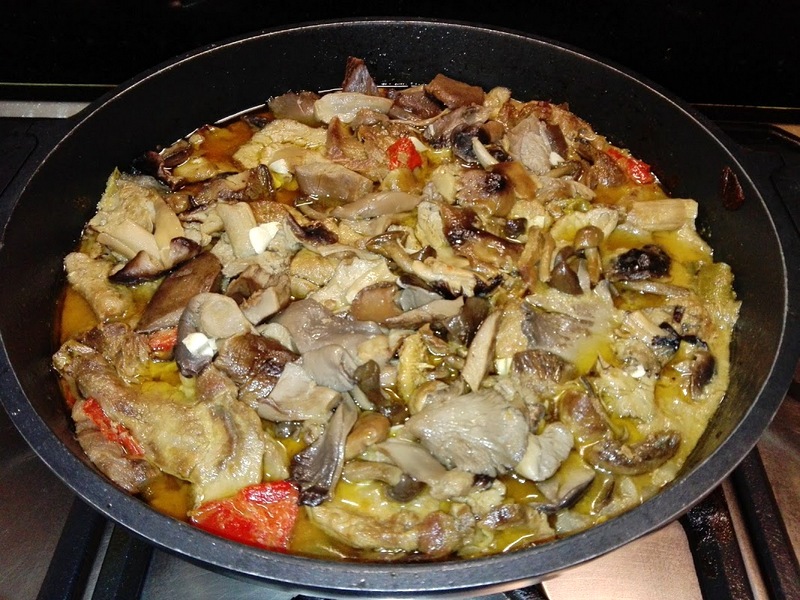 Cocinando la carne con setas.