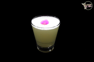 cocteles con pisco barman in red