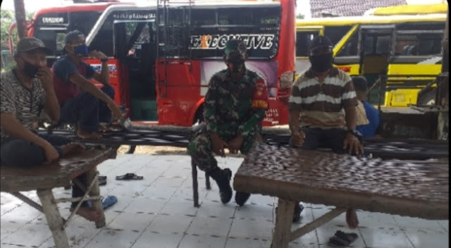 Dalam Situasi New Normal, Babinsa Meningkatkan Komsos Tentang Protokol Kesehatan