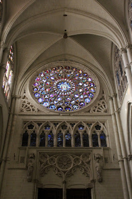 Luminoso interior de la catedral de Toledo