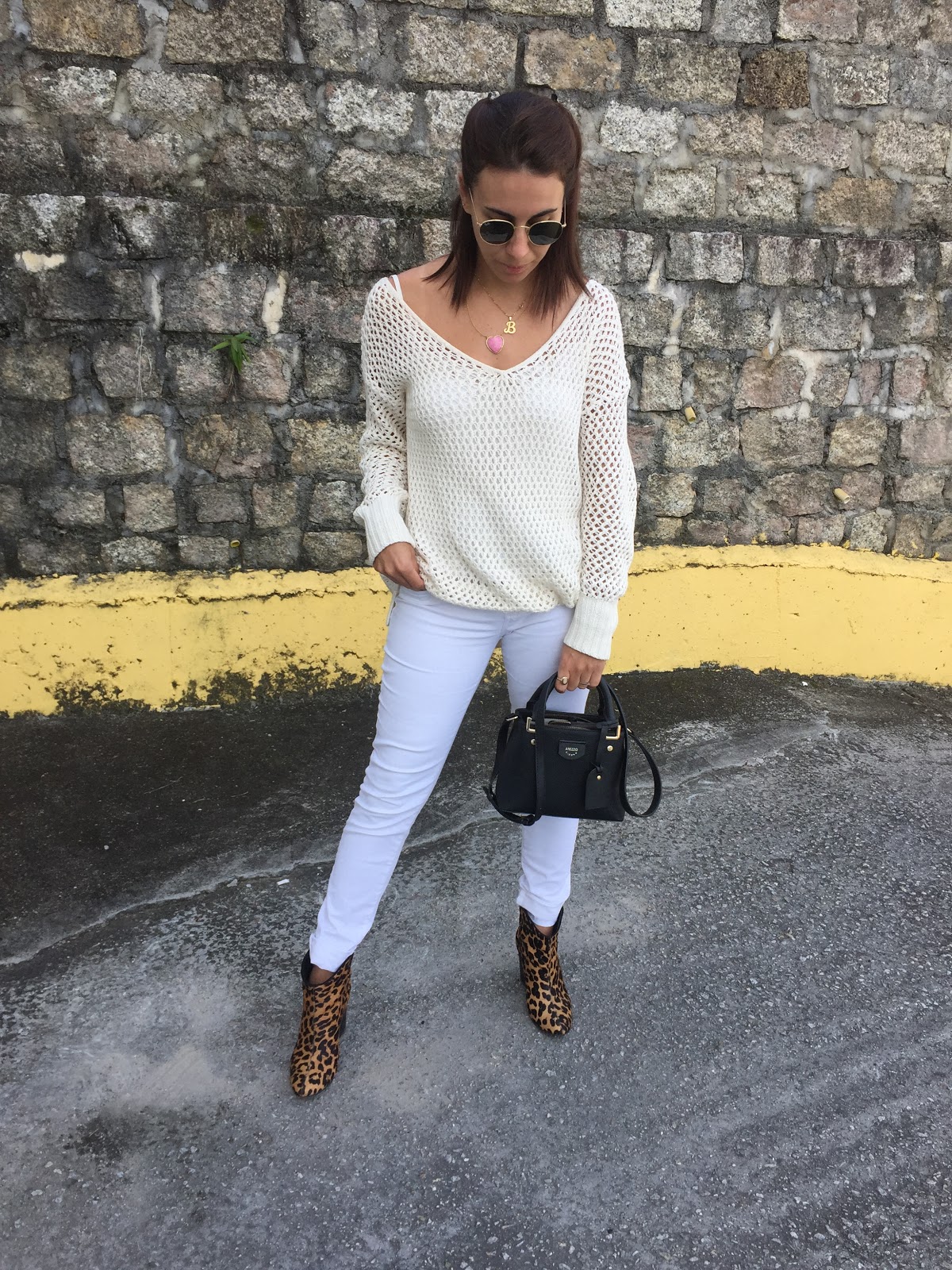 Blog da Nanda Pezzi: Look do dia: Tricô areia + Calça branca + bota de oncinha
