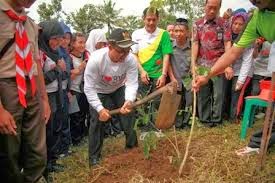 Program Zakat Oksigen kabupaten Banyuwangi diawali dengan penanaman pohon oleh ribuan siswa SD sampai mahasiswa.
