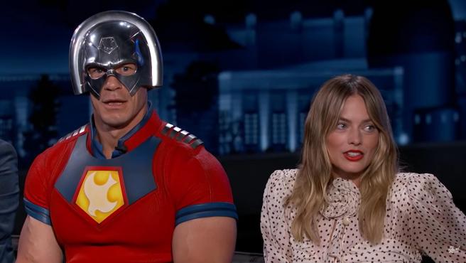 Margot Robbie explica por qué durmió durante dos años con una imagen de John Cena