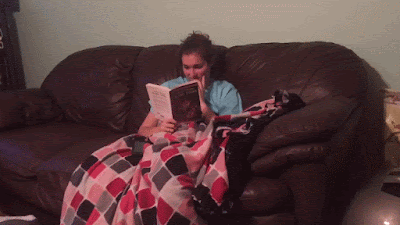 Auf dem Sofa in Ruhe ein Buch lesen - witziger Hund Auf dem Sofa in Ruhe ein Buch lesen - witziger Hund