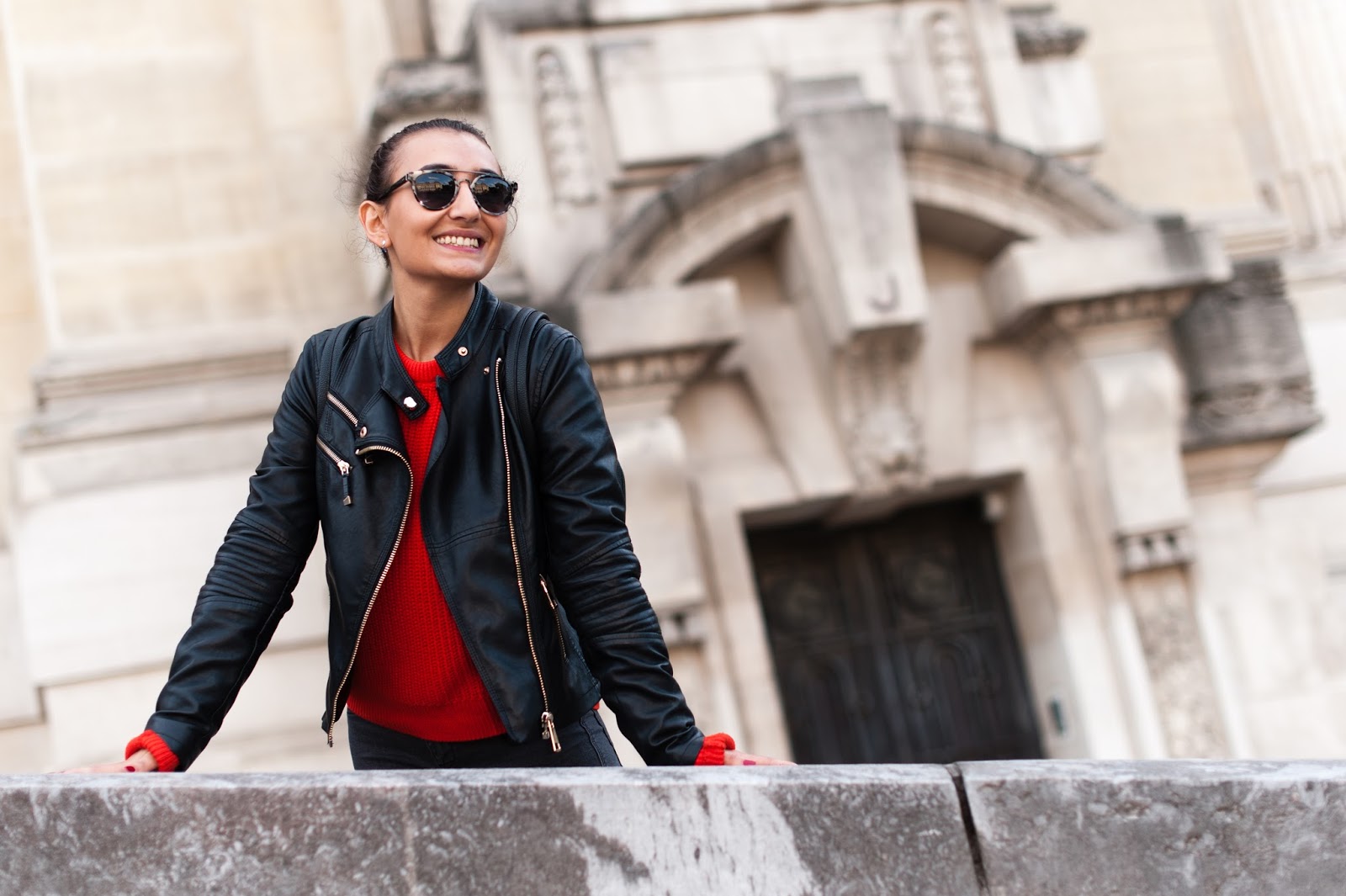 blog blogger referencement SEO look mi saison sac à dos talons imitation luxe Shein paris grand palais blogueuse mode fashion lifestyle outfit mode cloutée sac a dos sacha stickers couleur estivale d'été sandales à talons petit pull mailles veste en cuir jean simplicité talons