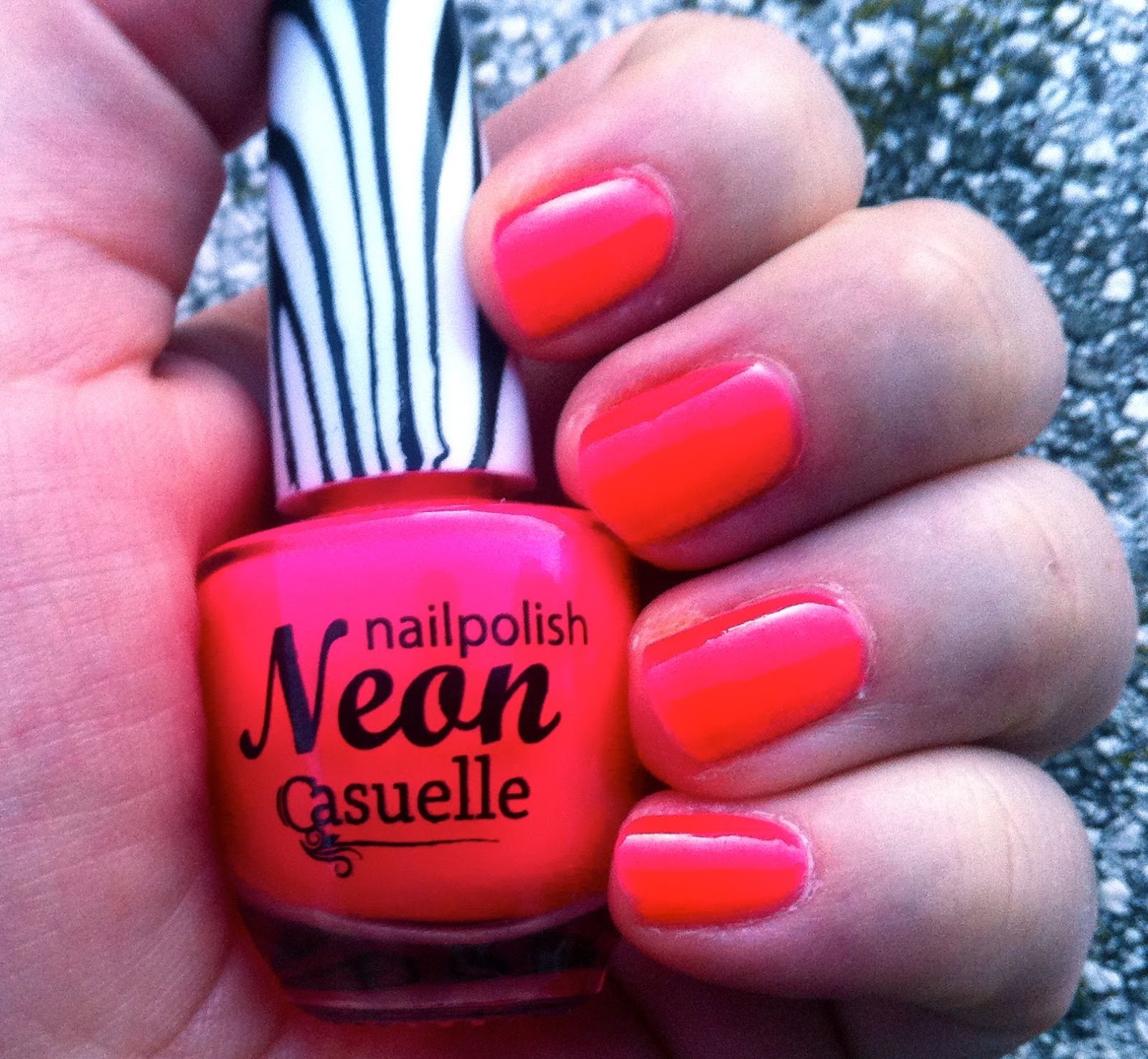 Neon ou la manucure illégale funambul(in)e Neon ou la manucure illégale