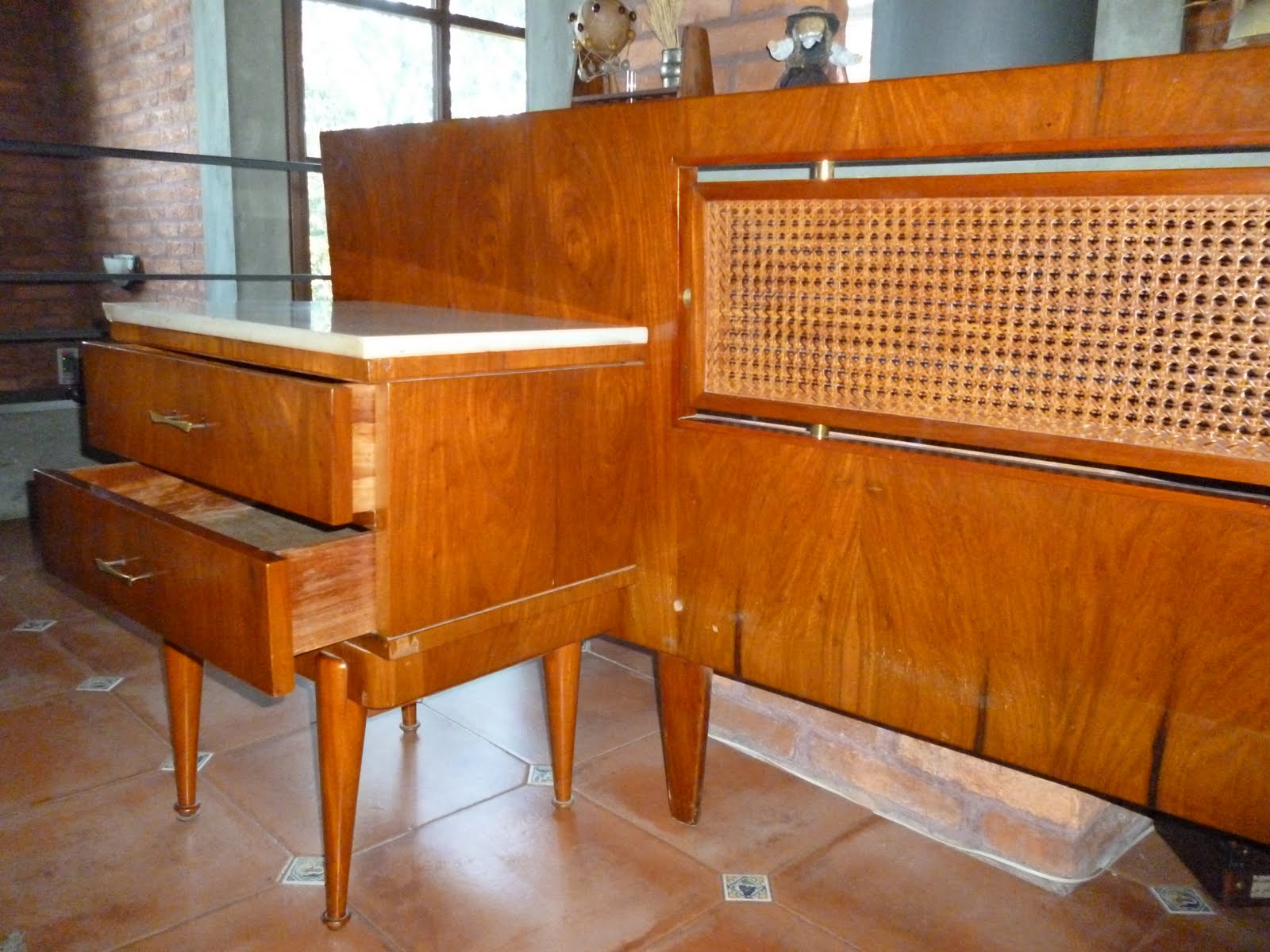 Morgade Remates: Juego de dormitorio de madera y marmol. Cama, mesas de