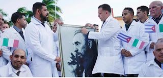 Expulsos do Brasil por Bolsonaro, médicos cubanos são aplaudidos ao desembarcar na Itália