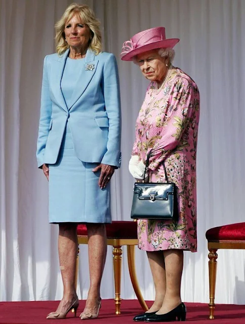 Queen Elizabeth wore a floral print dress by Stewart Parvin. First Lady wore a blue suit. The diamond Jardine star brooch