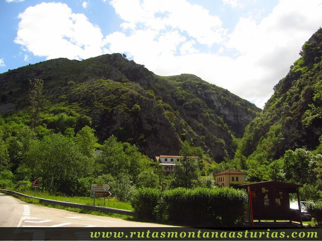 Entrada al aparcamiento del área de las Xanas