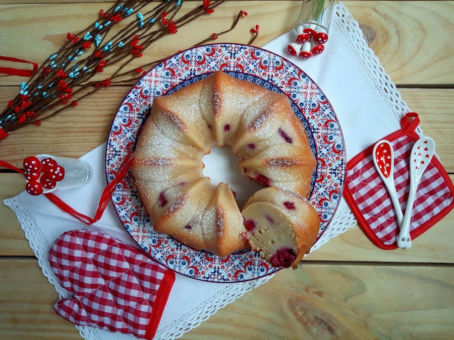 Receta de bundt cake de frambuesas y cava Bizcocho jugoso, esponjoso, tierno fácil Desayuno merienda postre Con horno Champán Fresas Cuca