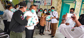 Salurkan Masker KSM, IWO Samosir Juga Bagi Ratusan Hand Sanitizer Salurkan Masker KSM, IWO Samosir Juga Bagi Ratusan Hand Sanitizer