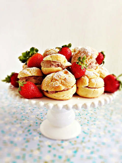 Chocolate+filled+cream+puffs+with+strawberries