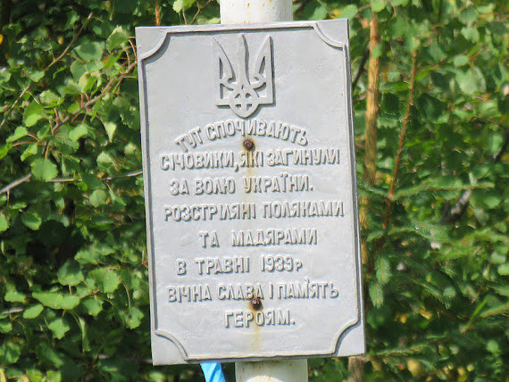 Napisy na krzyżu.