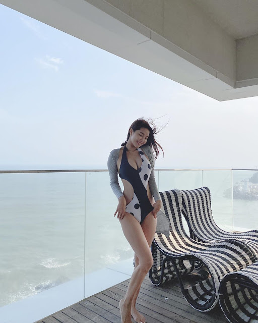 오또맘 블랙 앤 화이트 수영복 - 디쁠