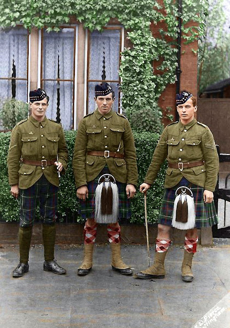 У шотландцев конечно были и брюки, но тем не менее даже воевать в Первую мировую войну шотландцы предпочитали в своих юбках. И шотландцы в юбках бегущие в атаку, это весьма сильное зрелище, недаром немцы предпочитали сразу сдаваться, как это изображено на рисунке ниже.