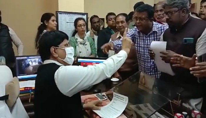 বর্ধমান পৌরসভায় তালা ঝুলিয়ে বিক্ষোভ যুব কংগ্রেসের, এদিকে বনধের সমর্থনে রাস্তায় দেখা গেল না কংগ্রেসকে