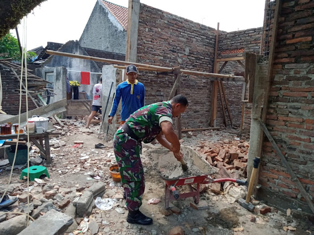 Bantu Pembuatan RTLH Wujud Kepedulian Babinsa Mojorejo Bantu Pembuatan RTLH Wujud Kepedulian Babinsa Mojorejo